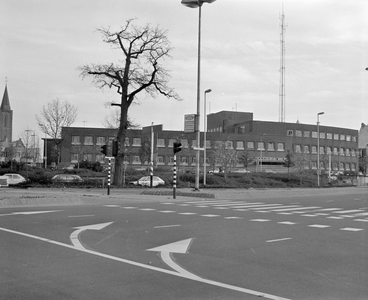 880199 Gezicht op het Hoofdbureau van Politie (Paardenveld 1) te Utrecht, van bij de rotonde bij de ...